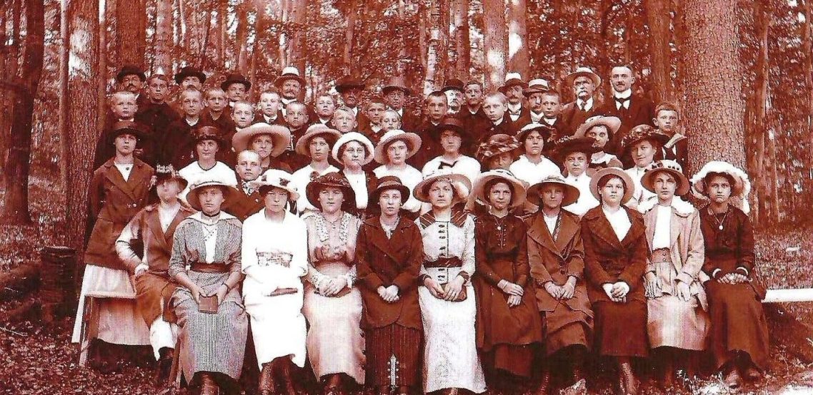 Freiwilliger Kirchenchor Neustadt (Orla) mit Kantor Albin John beim Waldgottesdienst im Juni 1915